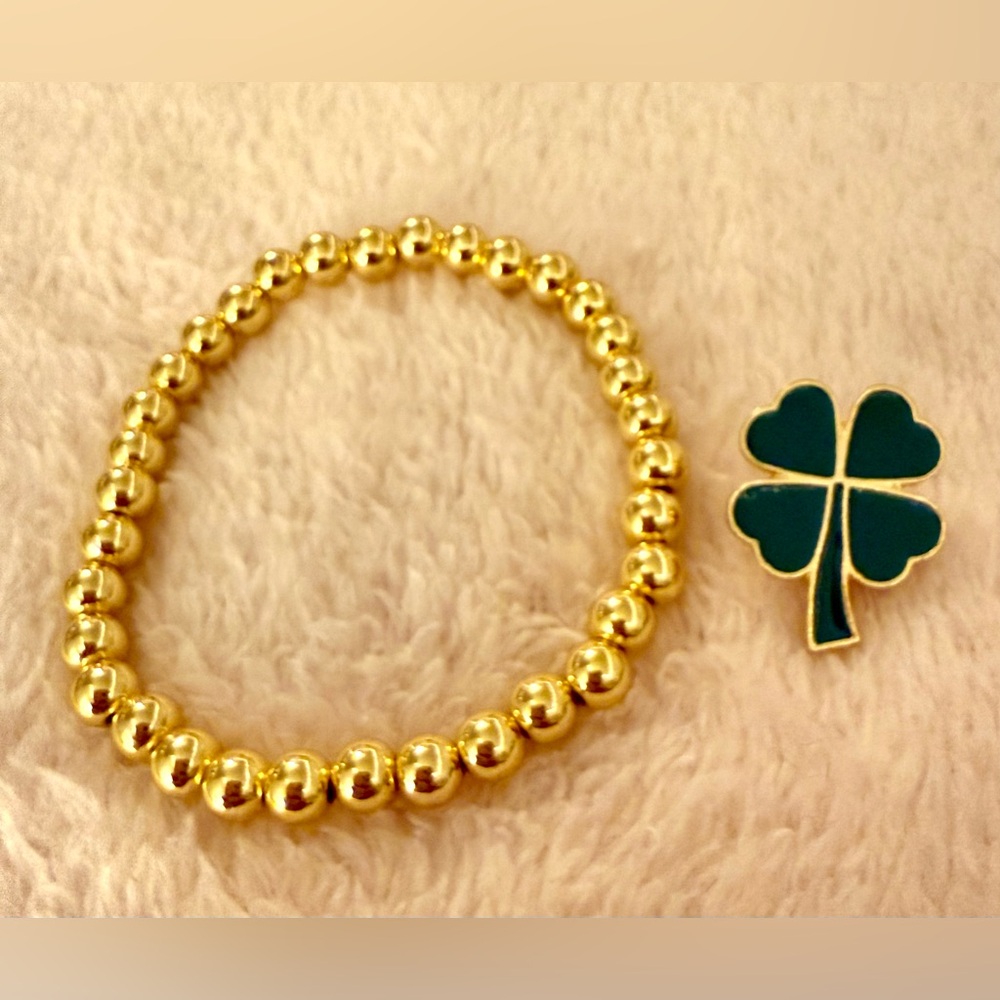 Gold Beaded Bracelet with Green Clover Charm - Picture 5 of 6